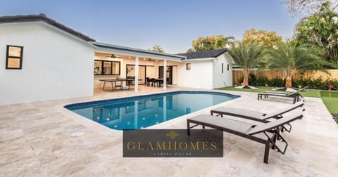 Property building, Patio, Day, Pool view, Swimming pool, sunbed