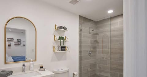 Shower, Toilet, Bathroom, towels