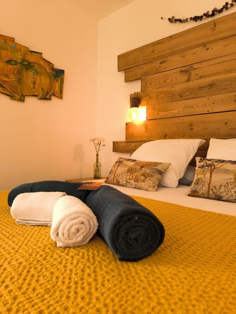 Bed, Bedroom, towels