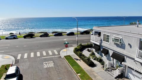 Juniper Beach Entire Home - Sleeps 18 - Oceanfront House in Carlsbad