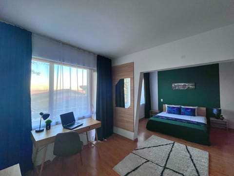Bed, TV and multimedia, Photo of the whole room, Bedroom