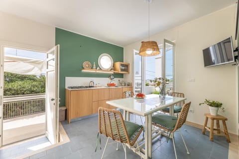 Kitchen or kitchenette, Dining area