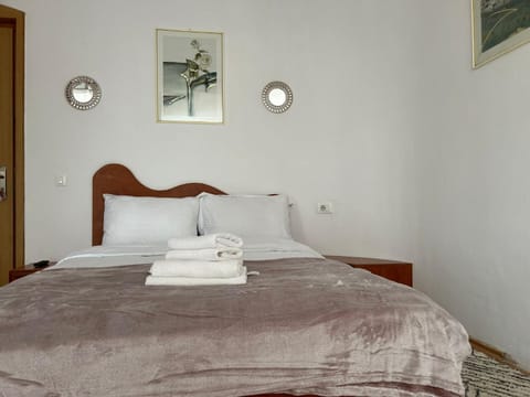 Photo of the whole room, Bedroom, towels