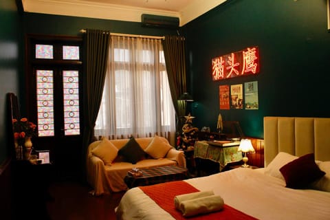 Bed, Photo of the whole room, Seating area, Bedroom