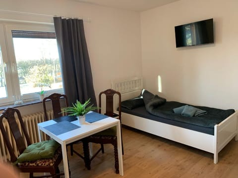 Bed, TV and multimedia, Photo of the whole room, Seating area, Bedroom