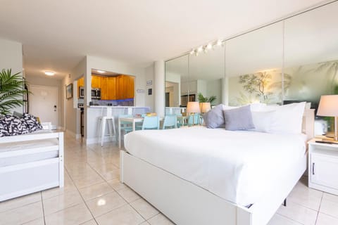 Vista Mar: Bay Views Close to Miami Attractions Apartment in North Bay Village