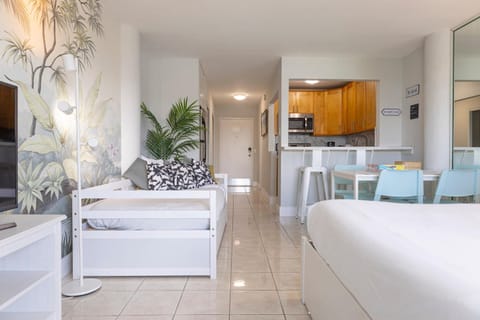 Vista Mar: Bay Views Close to Miami Attractions Apartment in North Bay Village