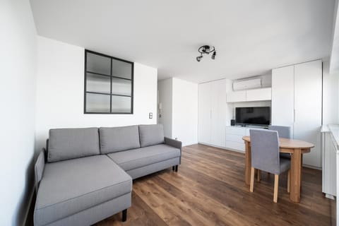 Communal lounge/ TV room, TV and multimedia, Living room, Seating area, Dining area, Evening entertainment