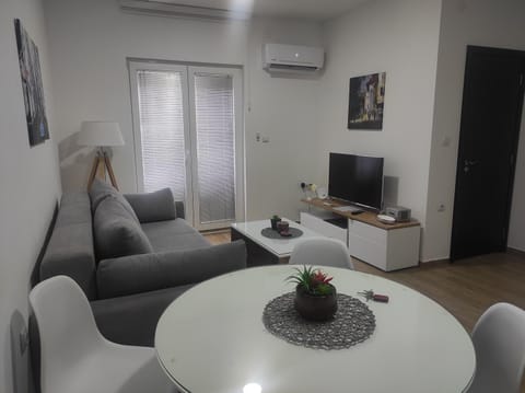 TV and multimedia, Living room, Seating area, Evening entertainment, air conditioner