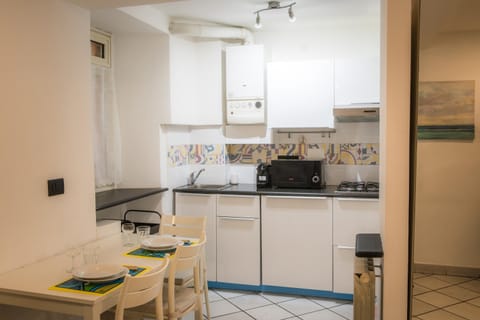 Kitchen or kitchenette, Dining area, minibar, stove