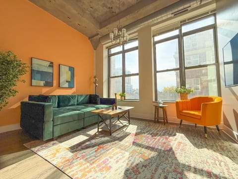 Chicago 2BR City Retreat with Optional Parking and Gym Access Near McCormick Place and Soldier Field Apartment in South Loop