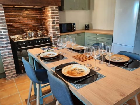 Kitchen or kitchenette, Dining area, minibar, pet friendly, stove