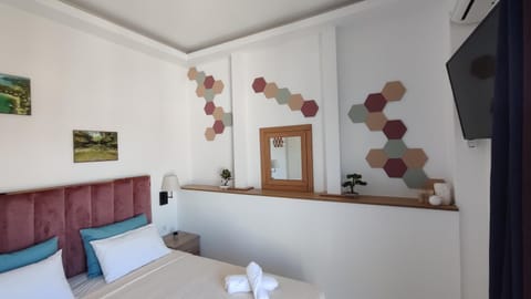 Bed, TV and multimedia, Photo of the whole room, Decorative detail, Bedroom