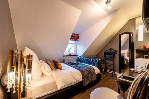 Living room, Photo of the whole room, Seating area, Bedroom