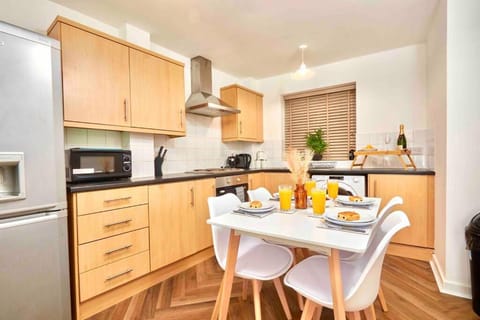 Central Headingley - Work & Family Relocations - FREE Parking Apartment in Leeds