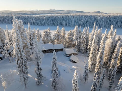 Hilltop Villa at Lake Porontima Chalet in Lapland