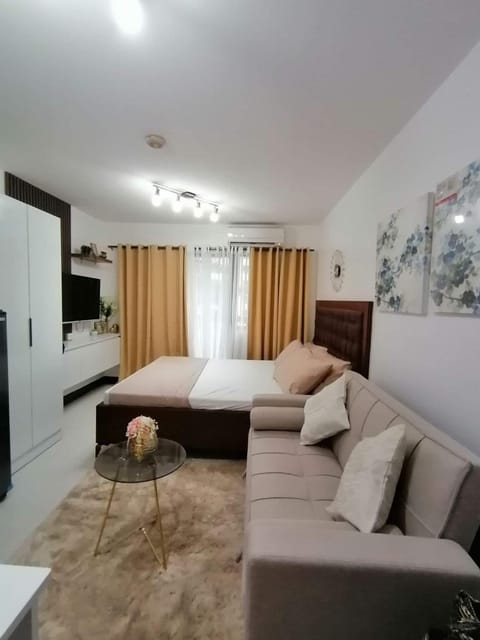 Bed, TV and multimedia, Living room, Seating area, Bedroom