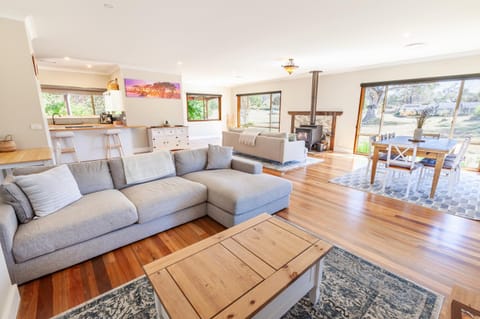 Kitchen or kitchenette, Living room, Seating area, Dining area