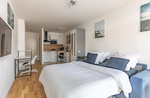 Bed, Photo of the whole room, Bedroom
