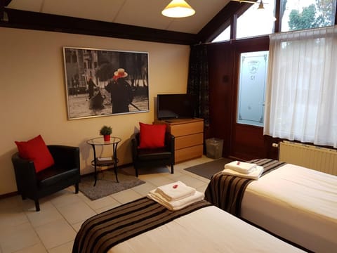 Photo of the whole room, Garden view, Inner courtyard view