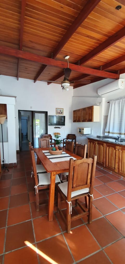 Kitchen or kitchenette, Dining area, minibar, pet friendly, stove