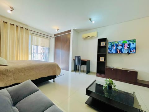 Communal lounge/ TV room, Bed, TV and multimedia, Photo of the whole room, Evening entertainment, Bedroom