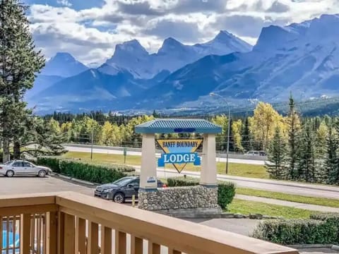 Nearby landmark, Property logo or sign, Natural landscape, Mountain view, Street view, Location