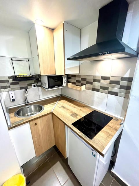 B3 planta baja al lado del metro Apartment in L'Hospitalet de Llobregat