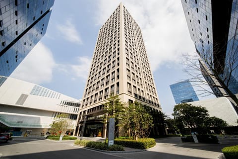 Property building, Day, City view, Location