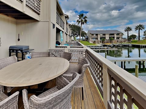 Property building, Patio, BBQ facilities, Balcony/Terrace, Seating area, Dining area, River view, furniture