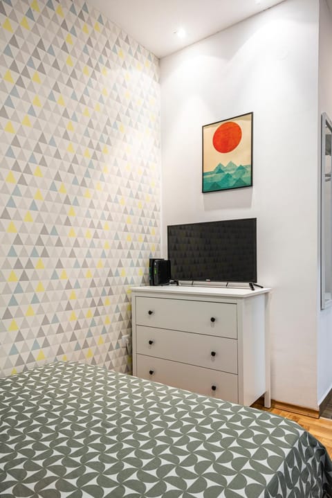 Bed, TV and multimedia, Bedroom, hair dresser
