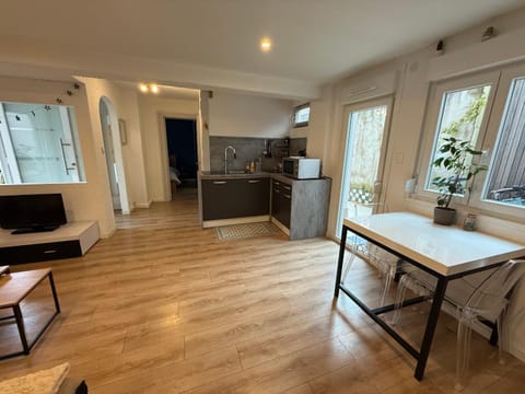 Kitchen or kitchenette, Dining area, stove