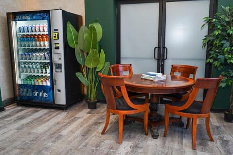 Massive 6BR Luxury Suite Sleeps 12 Guests with Jacuzzi & Pool Table Perfect Group Stay and Optional Parking Near McCormick Place & Soldier Field Apartment in South Loop