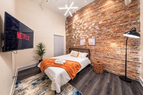 Massive 6BR Luxury Suite Sleeps 12 Guests with Jacuzzi & Pool Table Perfect Group Stay and Optional Parking Near McCormick Place & Soldier Field Apartment in South Loop