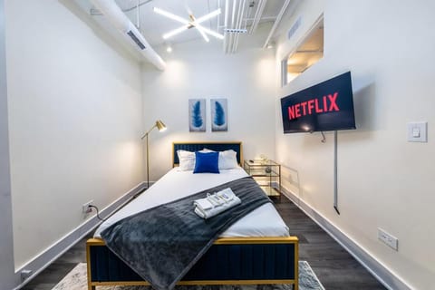 Massive 6BR Luxury Suite Sleeps 12 Guests with Jacuzzi & Pool Table Perfect Group Stay and Optional Parking Near McCormick Place & Soldier Field Apartment in South Loop