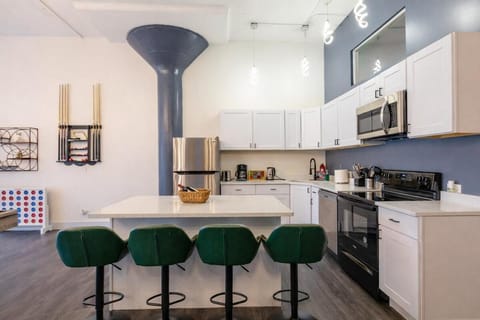 Massive 6BR Luxury Suite Sleeps 12 Guests with Jacuzzi & Pool Table Perfect Group Stay and Optional Parking Near McCormick Place & Soldier Field Apartment in South Loop