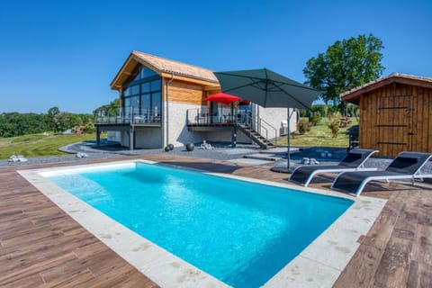 Property building, Patio, Day, Pool view, Swimming pool, sunbed