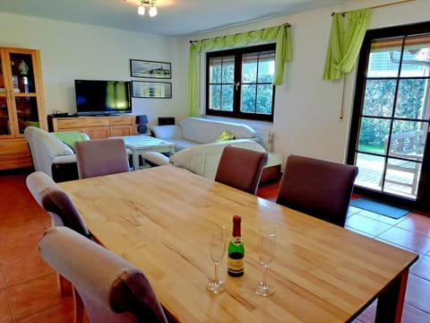 TV and multimedia, Living room, Dining area, Evening entertainment