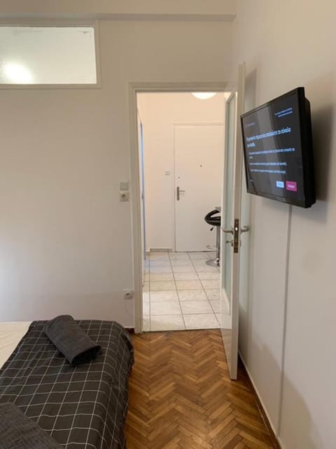 Bed, TV and multimedia, Bedroom