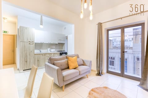 Bed, Kitchen or kitchenette, Living room, Photo of the whole room, Seating area, Bedroom