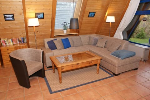 Zeltdachhaus mit Kamin und grosser Terrasse House in Damp