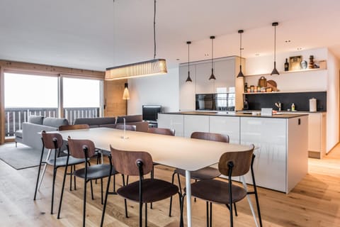 Kitchen or kitchenette, Dining area