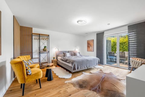 Seating area, Bedroom, wardrobe