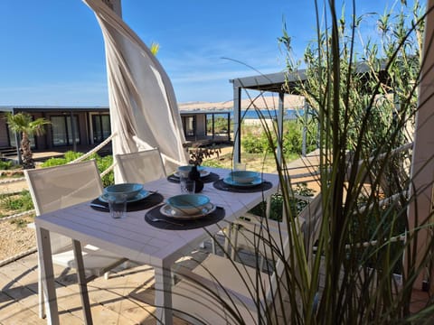Natural landscape, View (from property/room), Balcony/Terrace, Dining area, Sea view