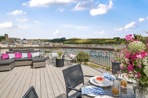Day, Natural landscape, Summer, View (from property/room), Balcony/Terrace, Seating area, Dining area, City view, River view