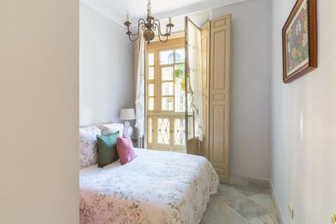 Bed, Photo of the whole room, internet, towels, air conditioner