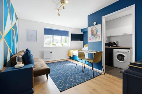 TV and multimedia, View (from property/room), Kitchen or kitchenette, Living room, Seating area, Bedroom, On site, heating, stove, washing machine