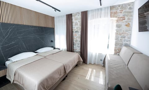 Bed, TV and multimedia, Seating area, Bedroom