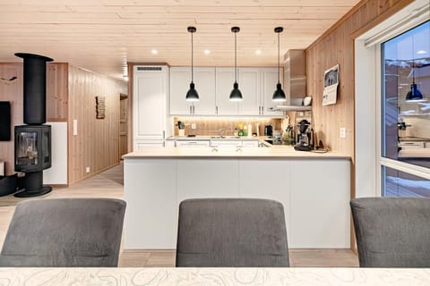 Coffee/tea facilities, Kitchen or kitchenette, Dining area, fireplace, stove, kitchen