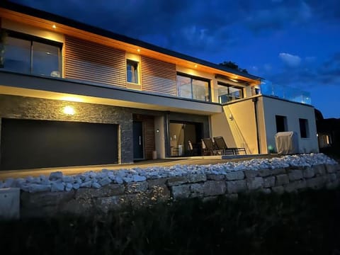 Magnifique Suite Takapuna 4/6p vue lac & montagne Apartment in Haute-Savoie